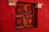 Rote Wand und Fensterladen, Santa Catalina, Arequipa, Peru